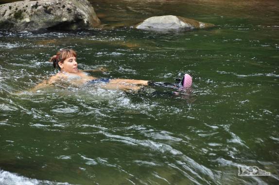 A Bruna se refresca no rio durante a trilha do Rio do Boi, em Praia Grande, em Santa Catarina